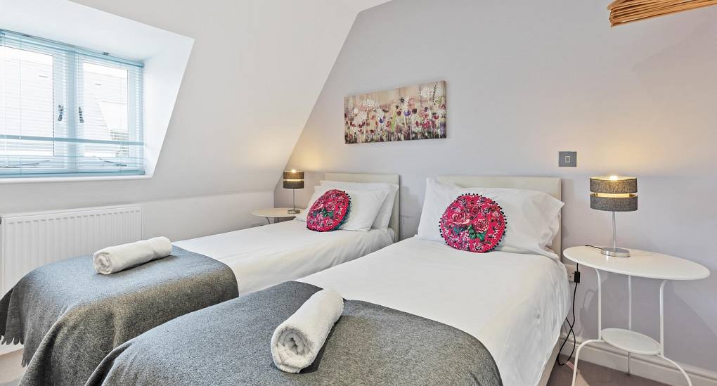 Bedroom 3 beds as singles