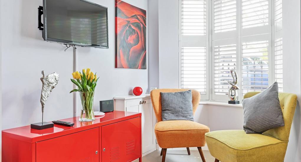 Living room Smart TV and chairs