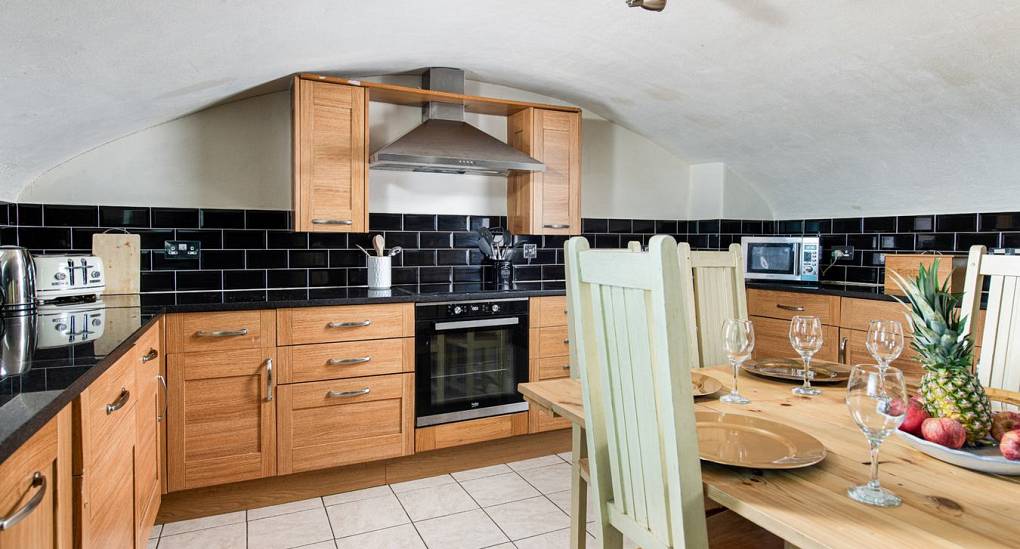 hen-accommodation-bristol-kitchen3